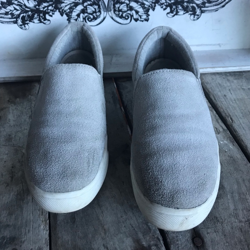 Soda slip on in GUC. Light grey suede in size 6